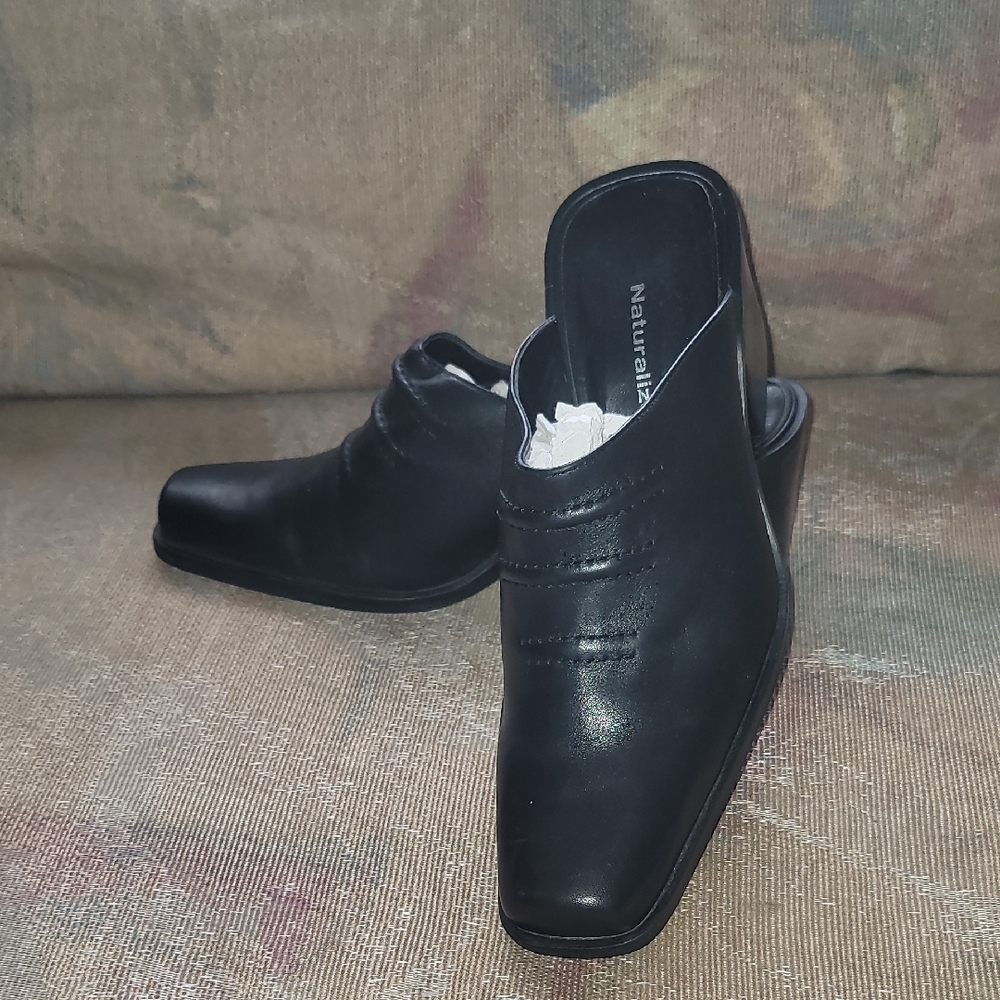 Naturalizer Black Mules with Square Toe and Subtle Texture 8 1/2 Medium